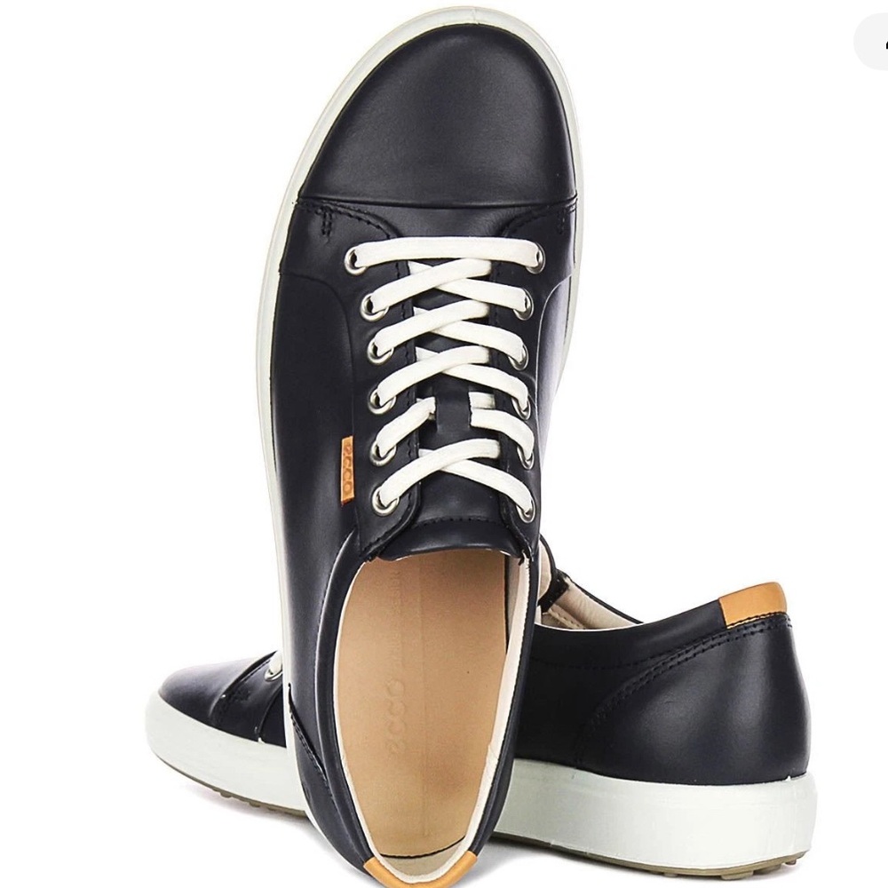 Ecco woman’s Soft 7 leather Sneaker / size 9